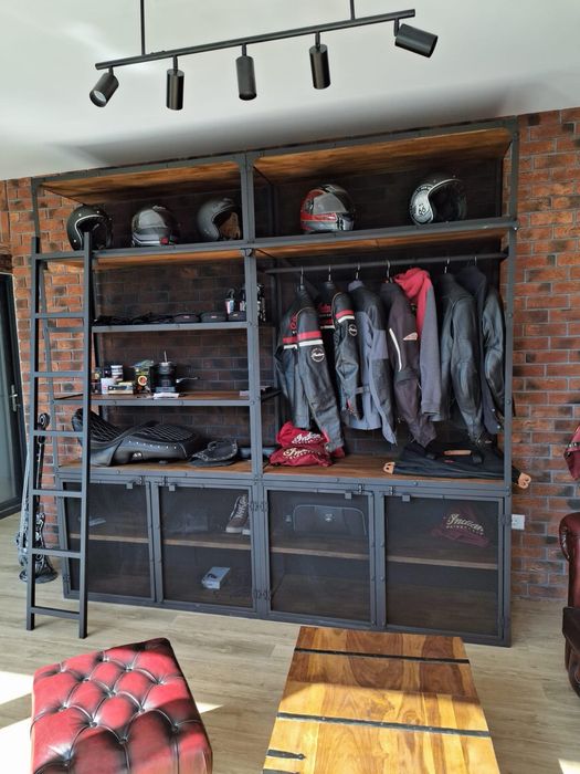 Rafturi/ birouri/ receptii stil industrial, fier/lemn natural.