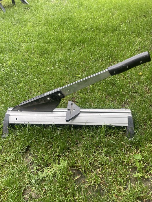 Unealtă tăiat/Ghilotină pt parchet laminat