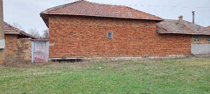 Къща с двор в с. Павел, общ. Полски Тръмбеш