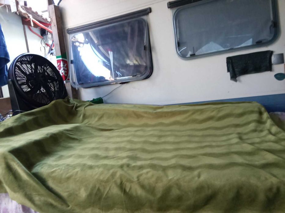 ПРОДАВАМ каравана с навес 36 кв. м, кухня,баня, двор до морето в Paralia Karianis -6700 евро.