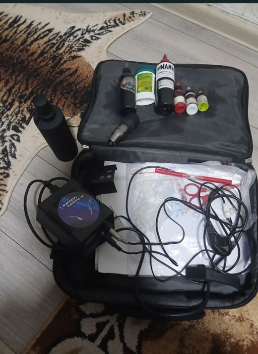 De vanzare kit tatuaj si laptop