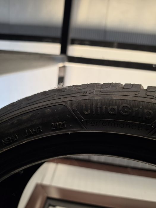 2 Броя 235/45/18 Goodyear 2x5,6mm