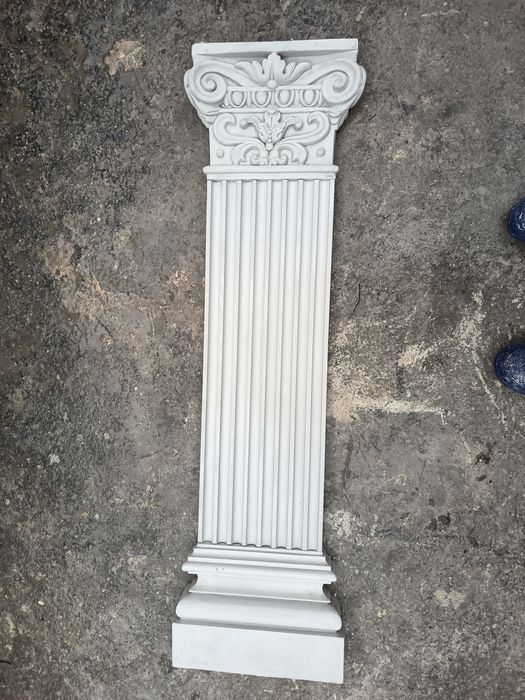 Ornamente din ipsos /stucatură ,coloane ancadramente  ferestre