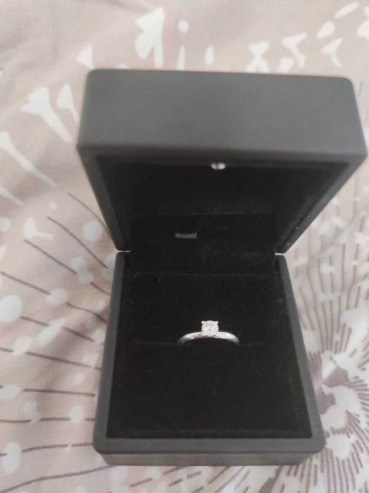 Vând inel diamant aur alb nepurtat