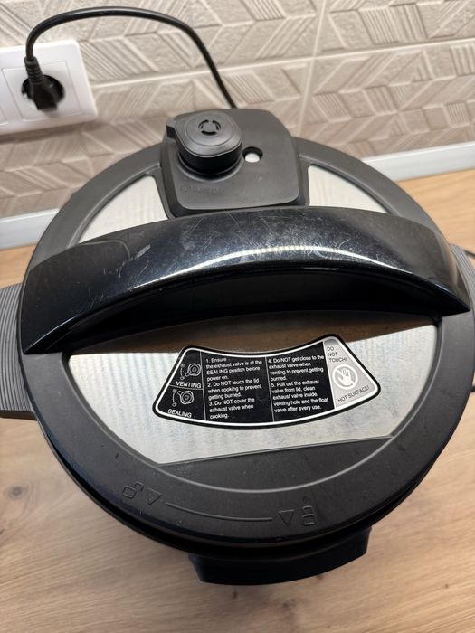 Multicooker Heinner Alacarte 3.8L, 1000W, Gătire sub presiune, 14 programe, stare foarte bună