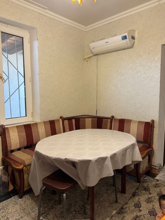 Кухонный уголок со столом