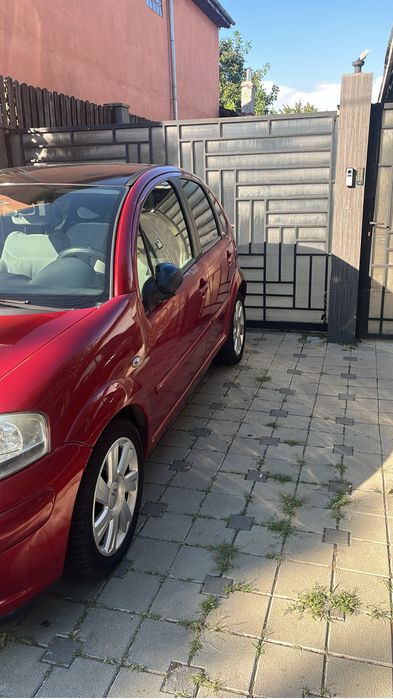Masina este 1.6 benzina este automata ful