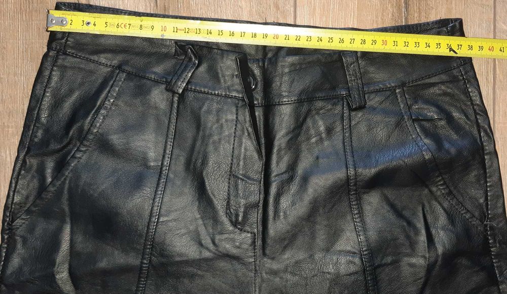 Pantaloni imitație piele M
