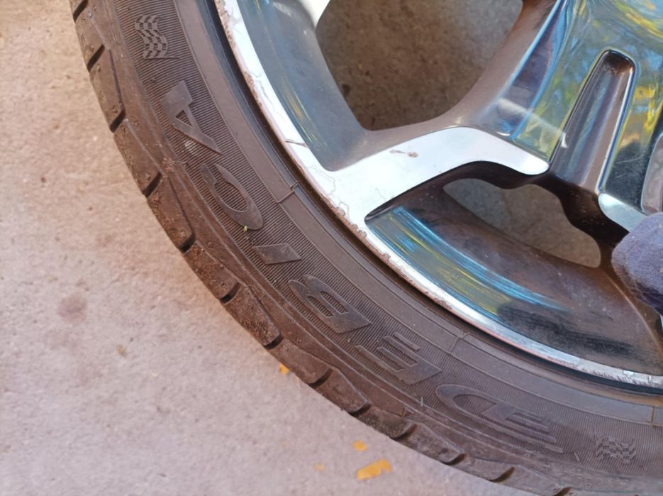 Продавам 4 броя гуми летни с алуминиеви джанти за Ситроен