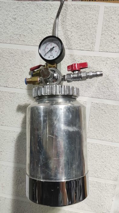 Новый японский краскопульт Anest Iwata W-101 с напорным бачком