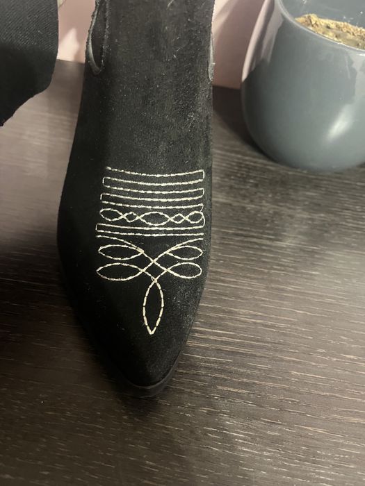 Черни ботуши