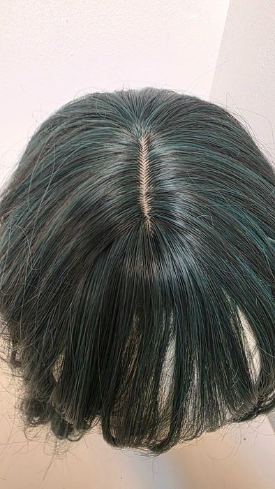 Perucă HAIRCUBE bob ondulat verde închis cu breton, sintetică