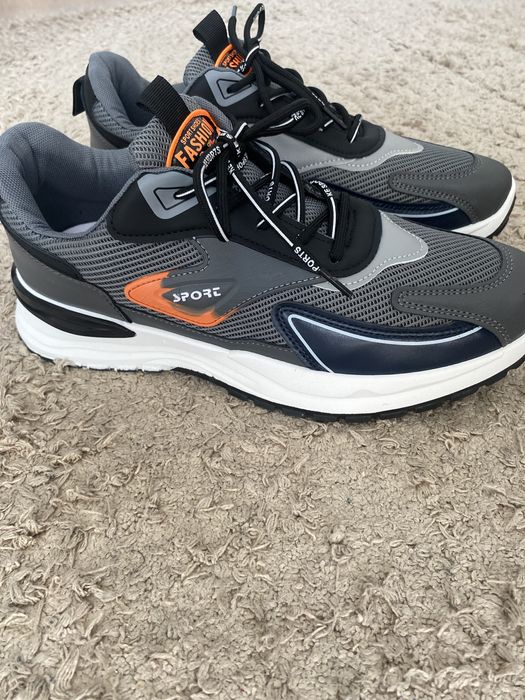 Спортивные кроссовки