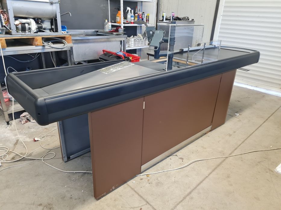 Касов бокс с подвижна лента