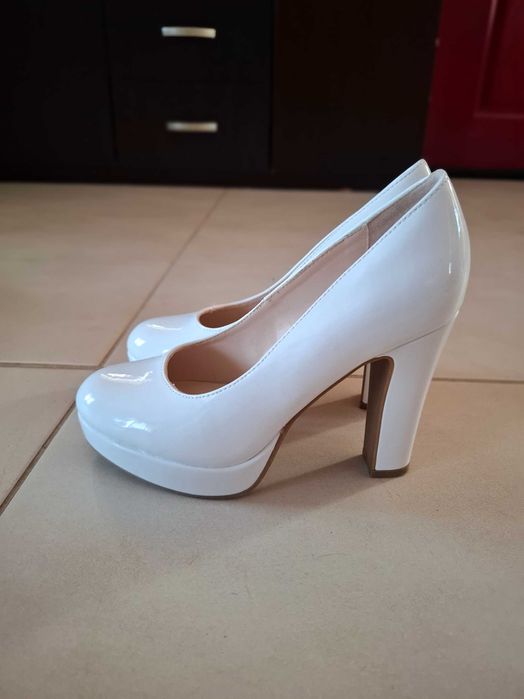 Официални бели токчета