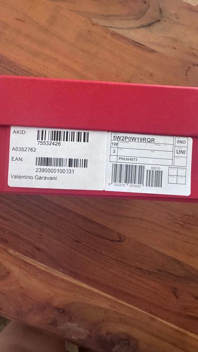 Нова, оригинална чанта Valentino Garavani намалям на 1190 лв.