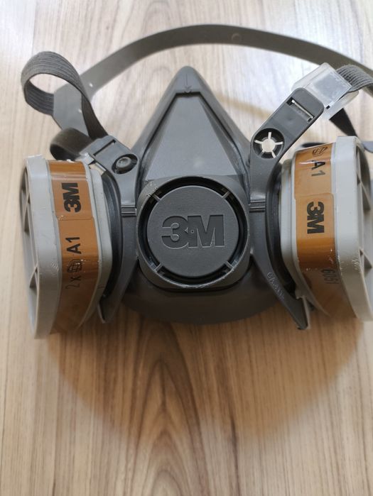 3M™ полулицева маска за сменяеми филтри , два на нея и два резервни