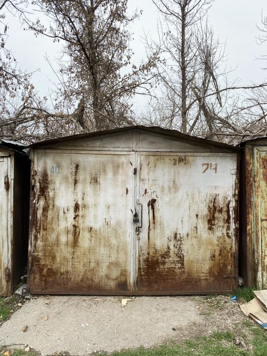 Железный гараж  .