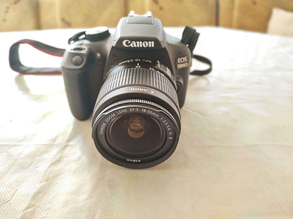 Фотоапарат Canon 1300D с калъф и стойка