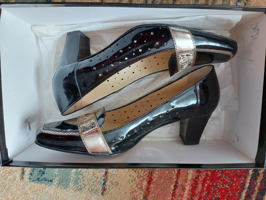 Pantofi din piele lacuita