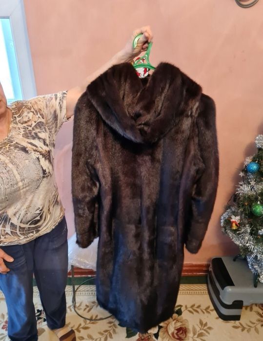 Норкавая шуба с капюшоном.