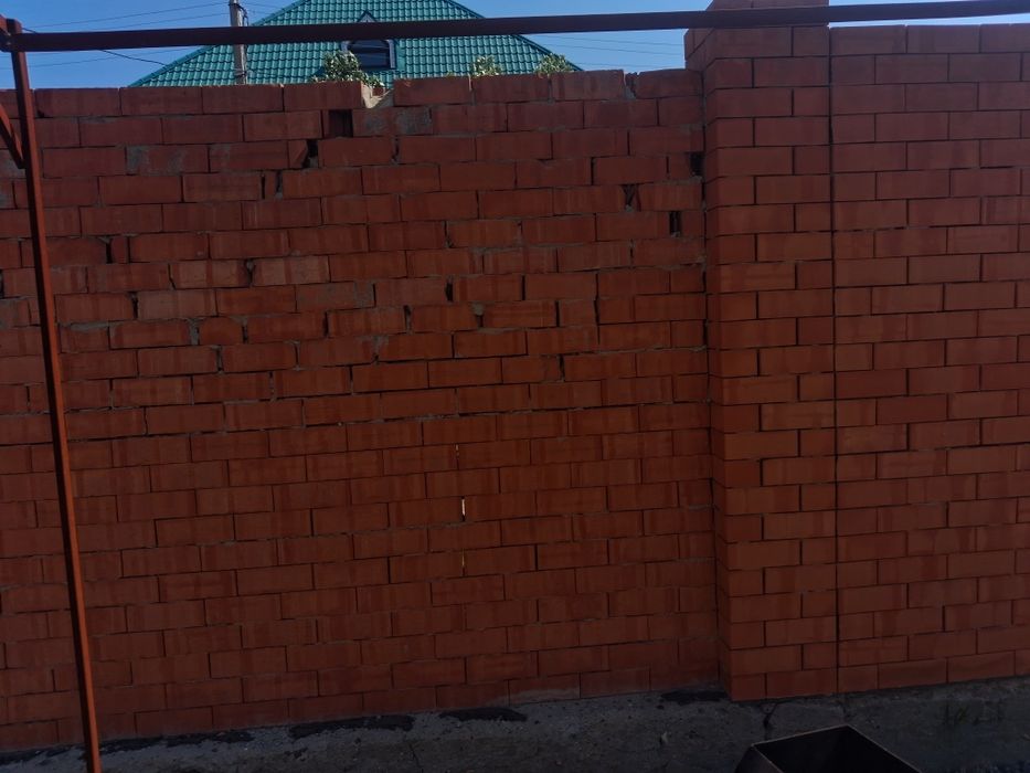 Разбор кирпичного забора