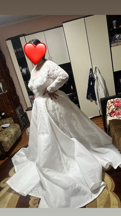 Vând rochie mireasa+costum de ginere