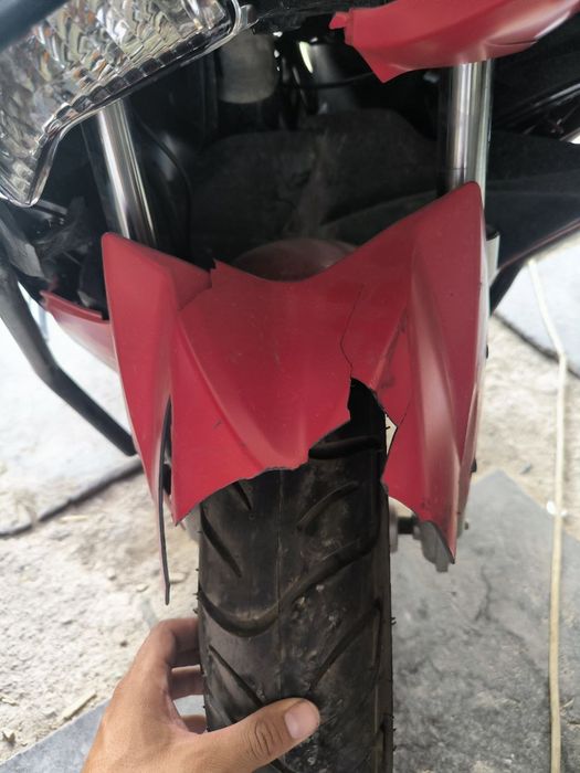 Скутер бензинли 50 кубли янги бир хафта миниб деворга урилган сотилади