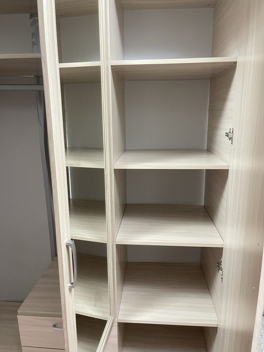 Продам шкаф распашной с зеркалом