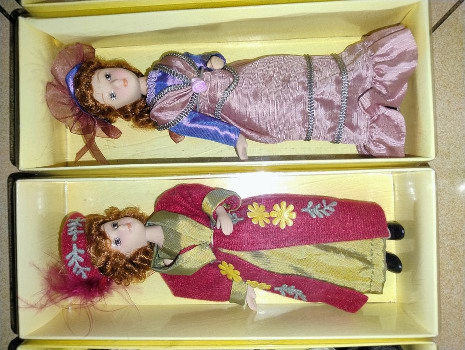 Păpuși de porțelan.