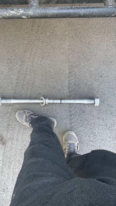 Болт толстый, оценкованый кажется