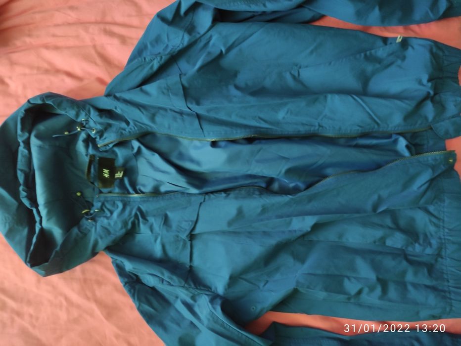 Яке Levi's, яке бомбър, черен суйчър и яке H&M, размер М