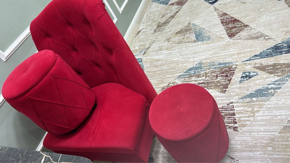 Красный диван в интерьере гостиной