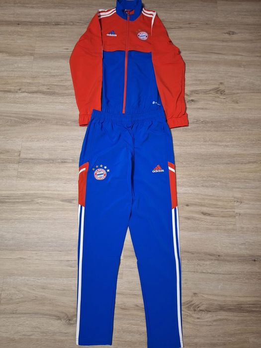 Vând trening Adidas Bayern Munchen