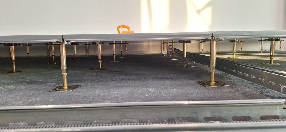 Монтаж фальшпола и ковровых покрытий  Полы под ключ Гарантия до 10 лет