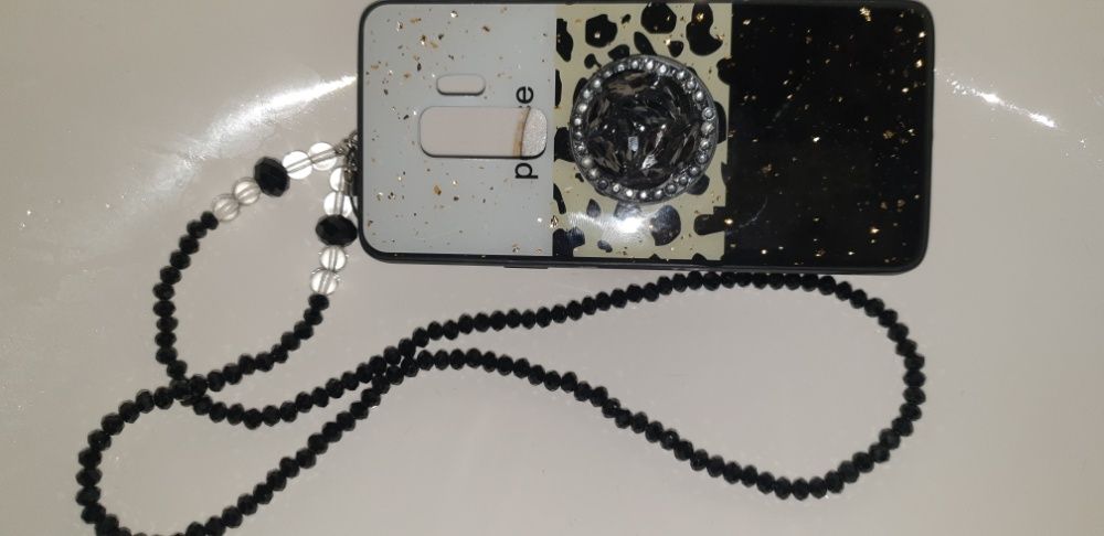 SAMSUNG S9plus с 3 калъфа за него