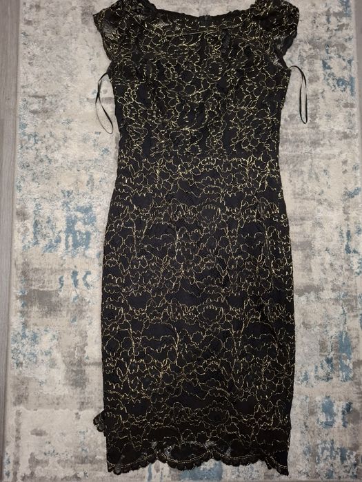 Rochie medie, neagra aurie.