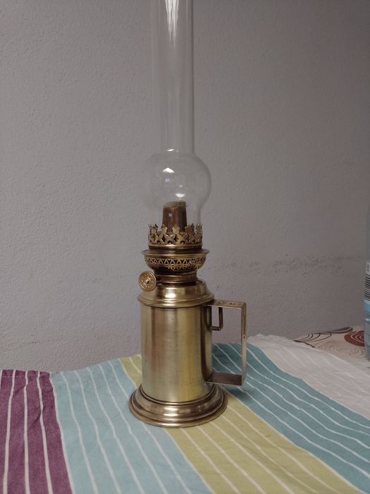 Lampă de iluminat cu petrol