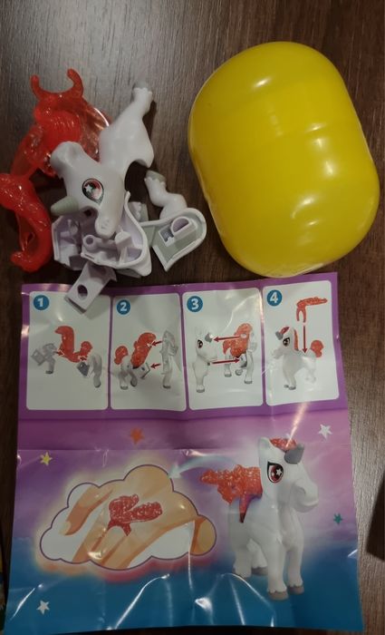 Играчки Kinder Surprise - 1 макси яйце и 6 яйца.