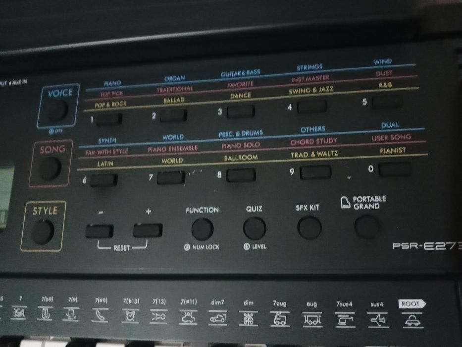 Синтезатор YAMAHA PSR-E273
