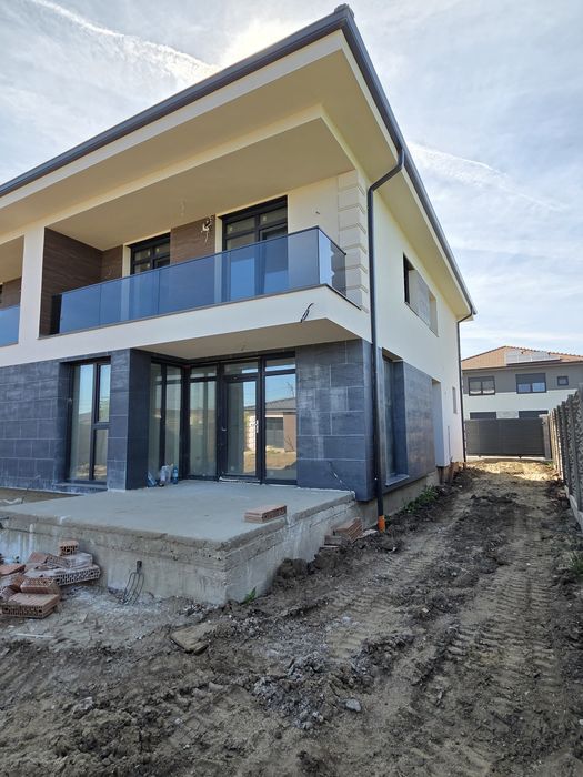 Vând 1/2 duplex Mosnita Veche