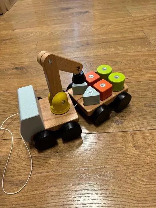 Macara și cuburi din lemn