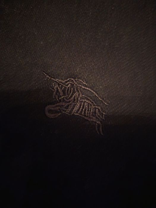 Vând bluza burberry neagra