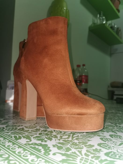 Vand botine in stare noua