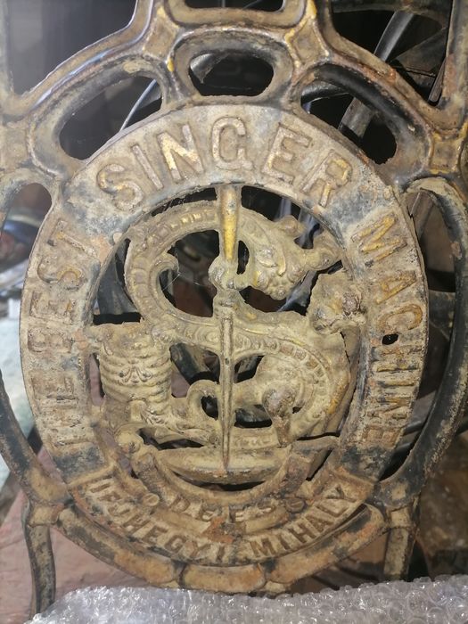 Mașină de cusut Singer veche