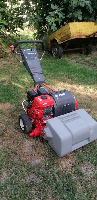 Самоходна косачка за голф игрище