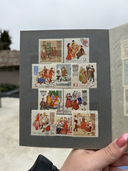 Малък класьор с различни пощенски марки