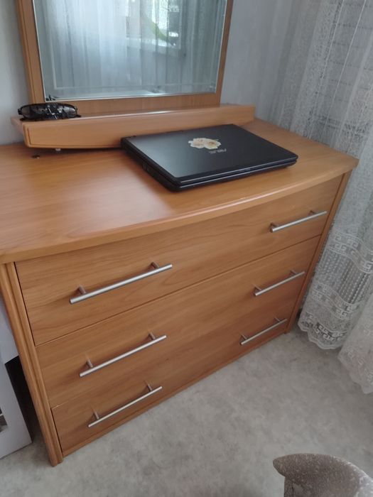 Срочно продам комод с зеркалом