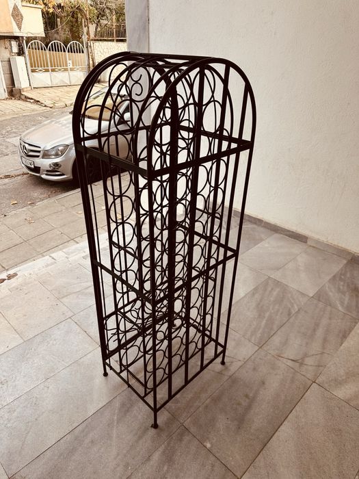 Масивен шведски винен шкаф от желязо за 45 бутилки