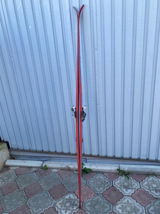 Продам лыжи ботинками и палками.